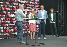 En met zoveel jaren in dienst - hij zat al aan de keukentafel - had Ton een bijzondere eer te vervullen: 